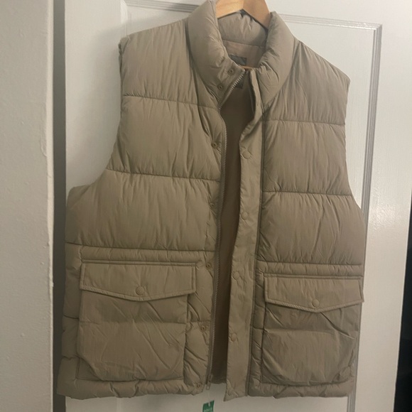 GAP Men's Khaki Puffer Vest - Picture 5 of 6
